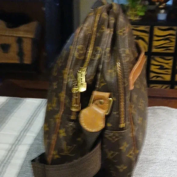 AUTHENTIC LOUIS VUITTON MONOGRAM DOUBLE COMARTMENT TRAVEL BAG. - Picture 4 of 16